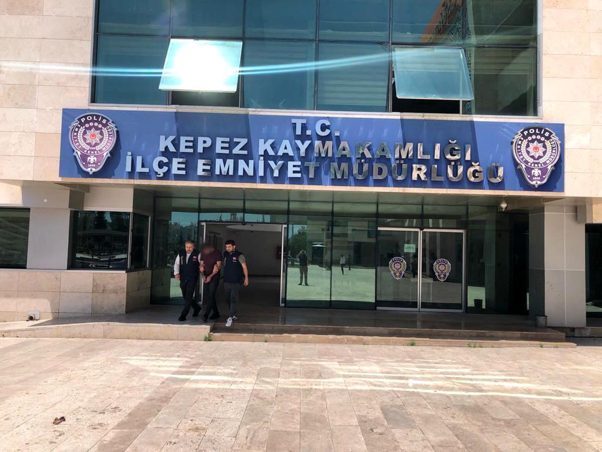 Antalya'da hapis cezası bulunan 2 firari yakalandı
