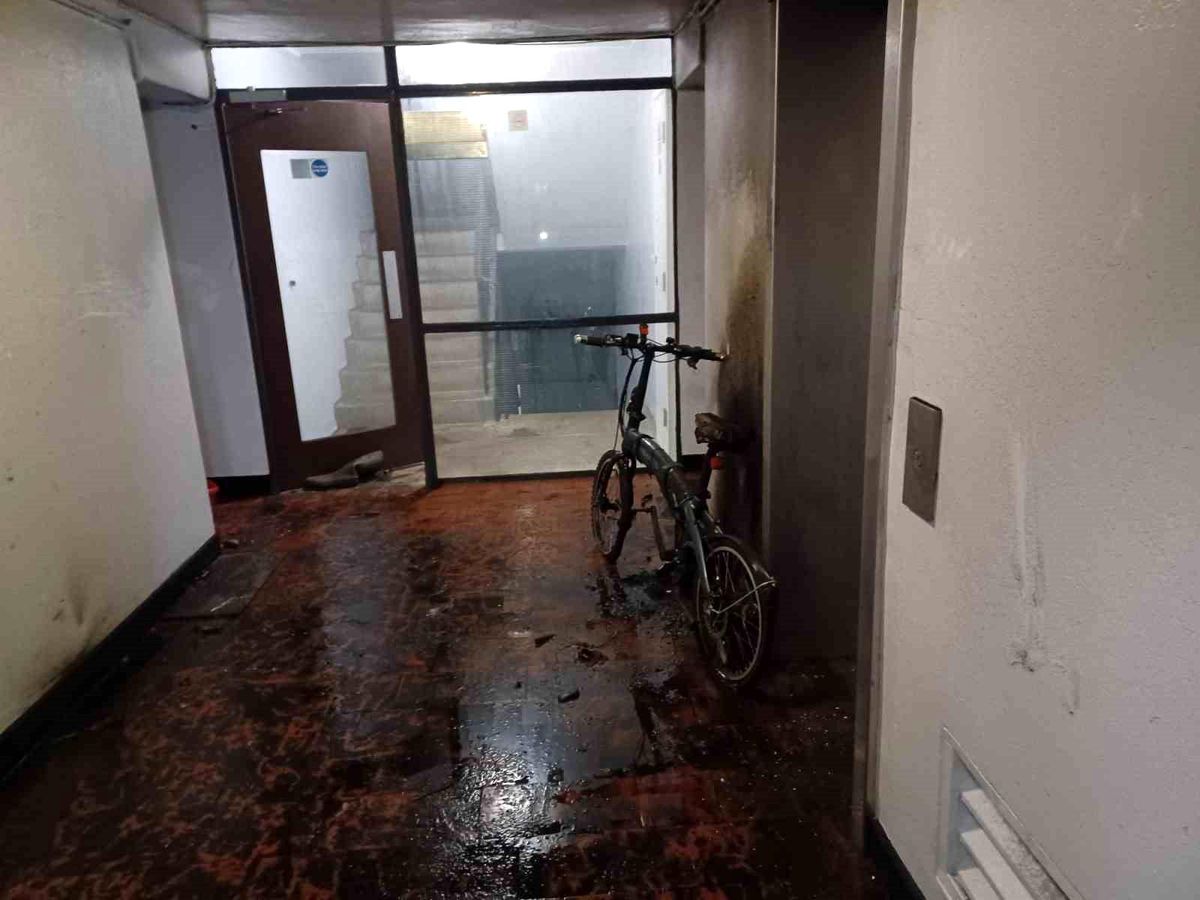 Apartmandaki elektrikli bisikletin bataryası patladı