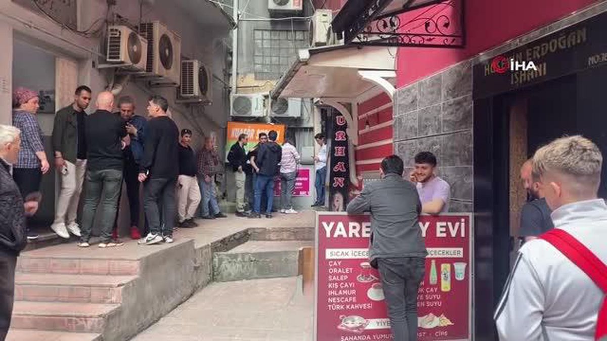 Arkadaşlarıyla şakalaşırken silahıyla kendini vurdu