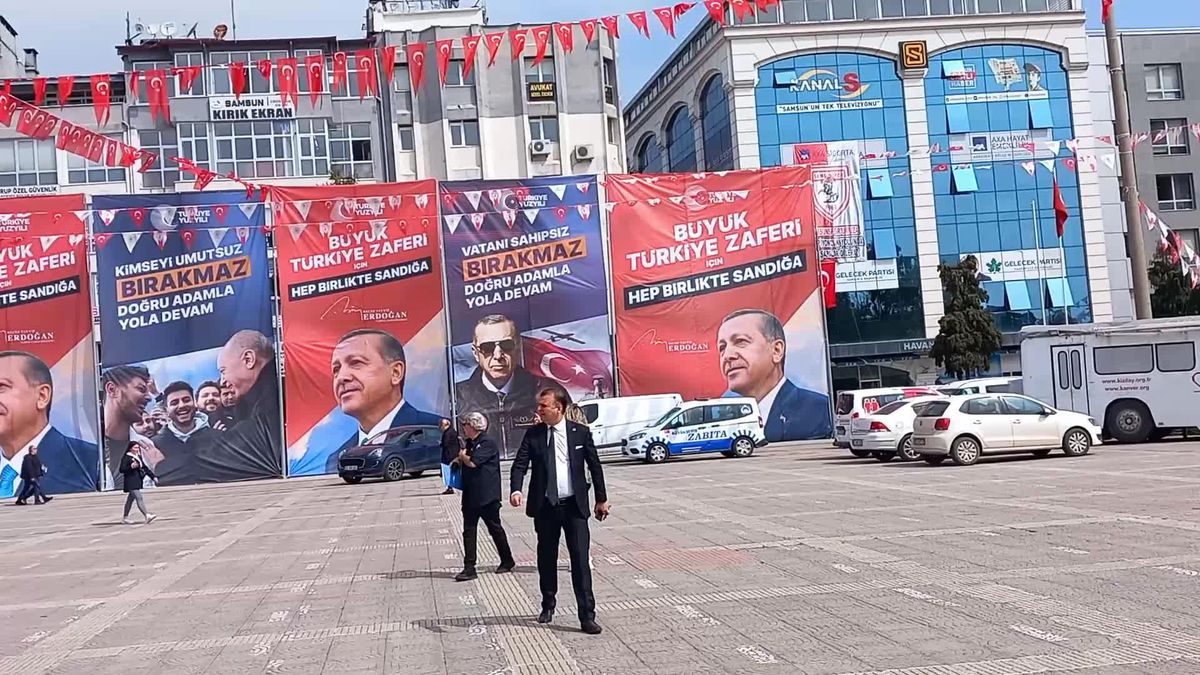 Samsun'da Türk Bayrağı Kullanıldığı İçin Cumhurbaşkanı Erdoğan'ın Afişleri Kaldırıldı