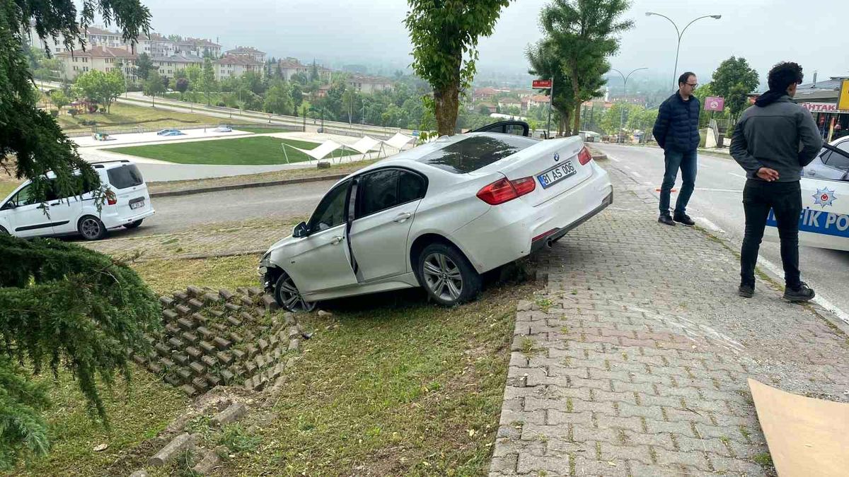 Düzce'de otomobil aydınlatma direğine çarptı: 2 yaralı