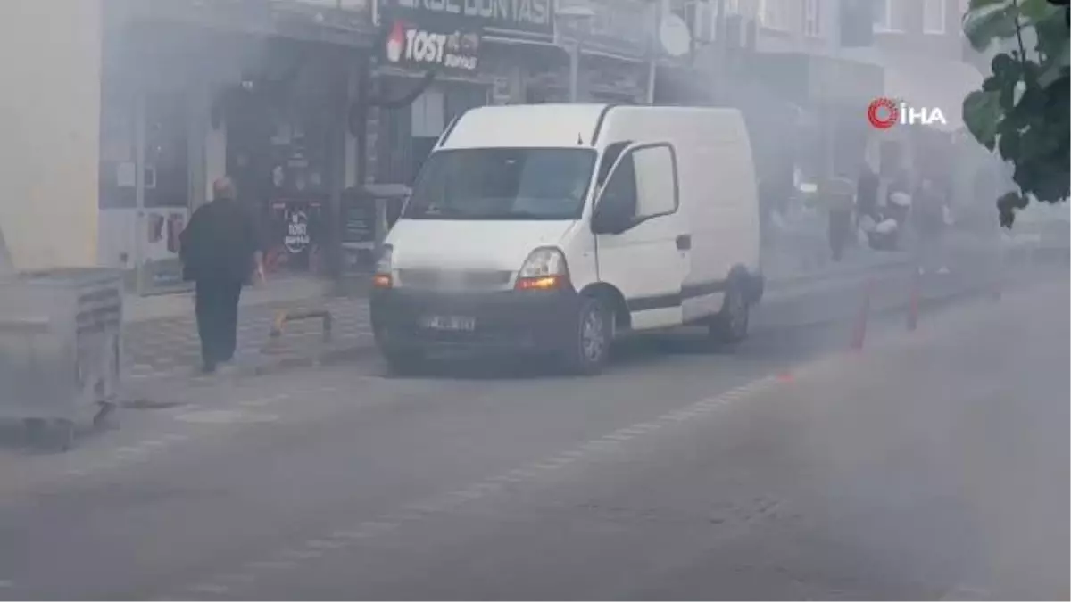 Edremit'te caddeyi dumana boğan minibüs paniğe neden oldu