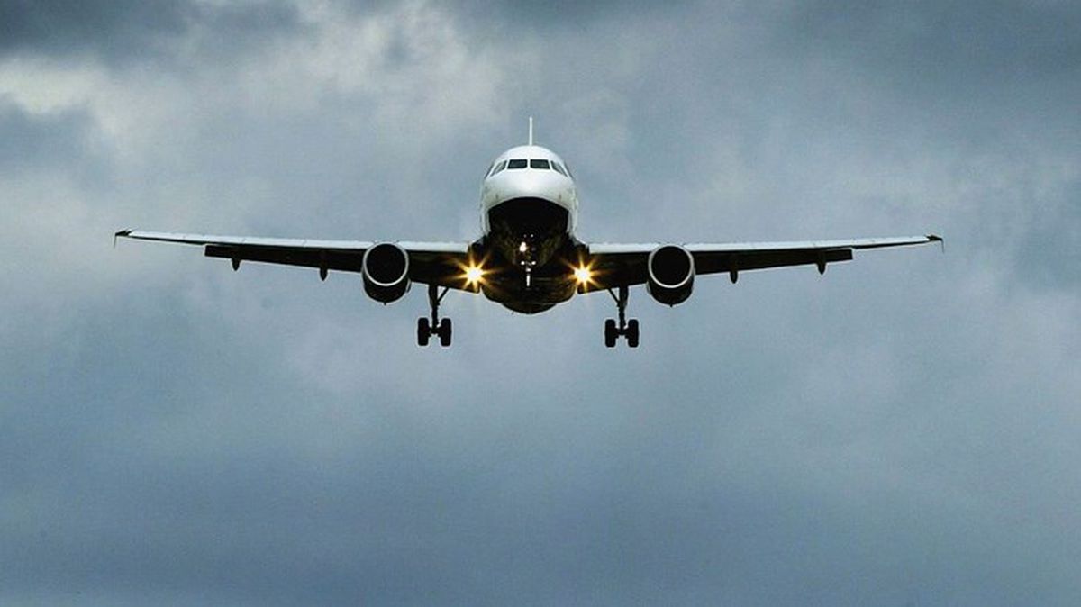 Havada büyük panik! 194 yolculu uçağın inişi sırasında acil çıkış kapısını açtı