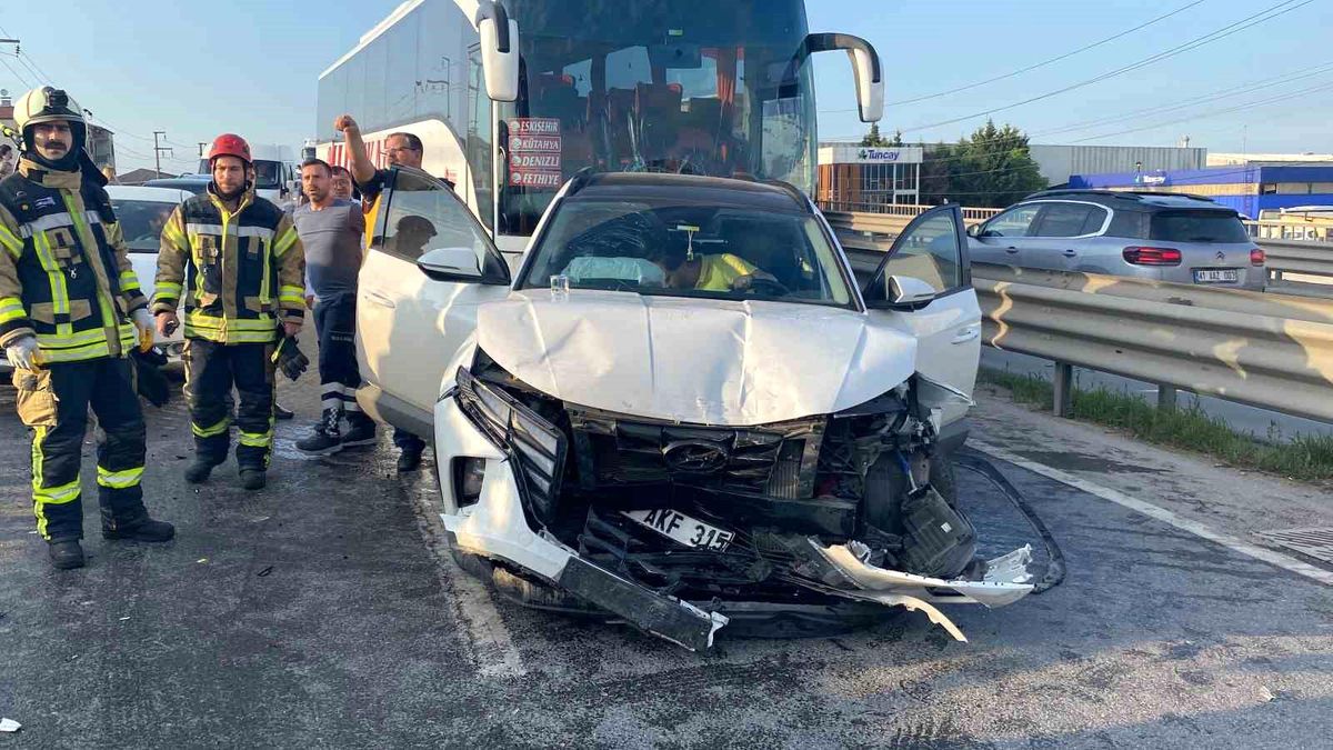 Kocaeli'de 8 aracın karıştığı zincirleme kaza: 2 yaralı