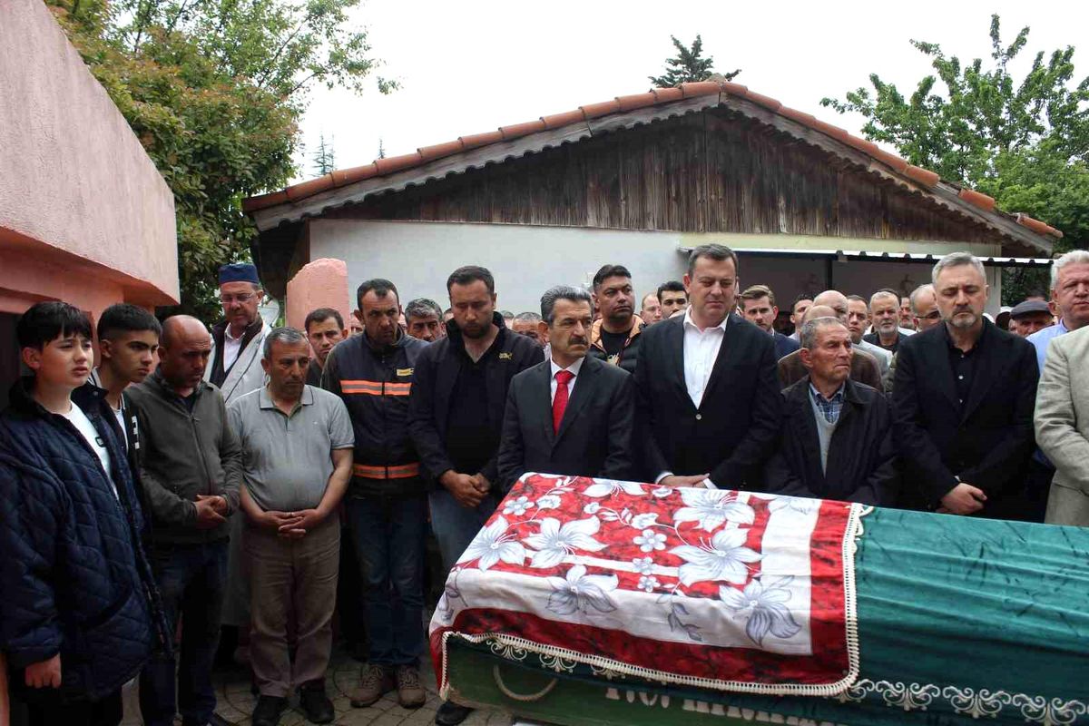Nikahlarına bir gün kala hayatını kaybeden genç çift son yolculuklarına uğurlandı