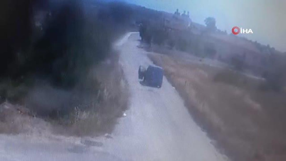 Seyir halindeki kargo aracı alev aldı, sürücü kendini son anda dışarı attı