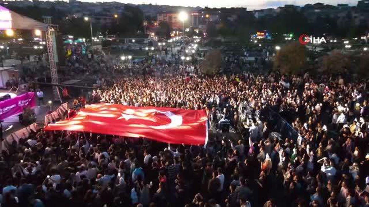 Tekirdağ'da Gençlik Konseri 'İkilem' Söyledi, Gençler Coştu