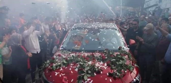 Yerli otomobil Togg, Manisa'da çiçeklerle ve konfetilerle karşılandı