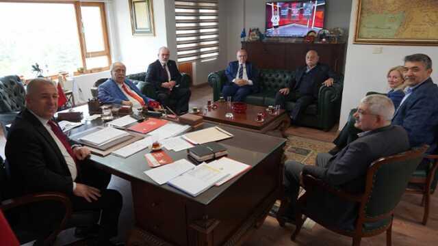 Ümit Özdağ'ı ziyaret eden Milliyetçiler Dayanışma Platformu, Kılıçdaroğlu'na desteğini açıkladı Ümit Özdağ'ı ziyaret eden Milliyetçiler Dayanışma Platformu, Kılıçdaroğlu'na desteğini açıkladı