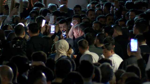 Akşam namazını Eyüpsultan Camisi'nde kılan Cumhurbaşkanı Erdoğan'a vatandaşlardan yoğun ilgi