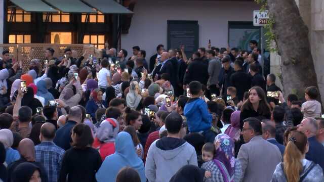 Akşam namazını Eyüpsultan Camisi'nde kılan Cumhurbaşkanı Erdoğan'a vatandaşlardan yoğun ilgi