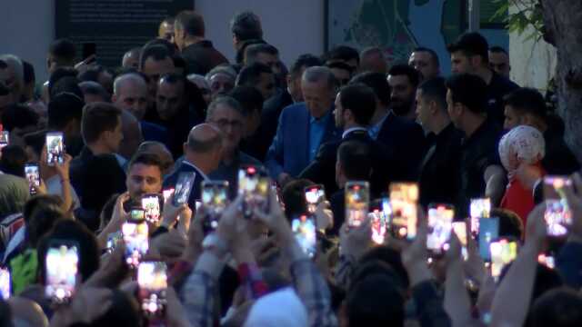 Akşam namazını Eyüpsultan Camisi'nde kılan Cumhurbaşkanı Erdoğan'a vatandaşlardan yoğun ilgi