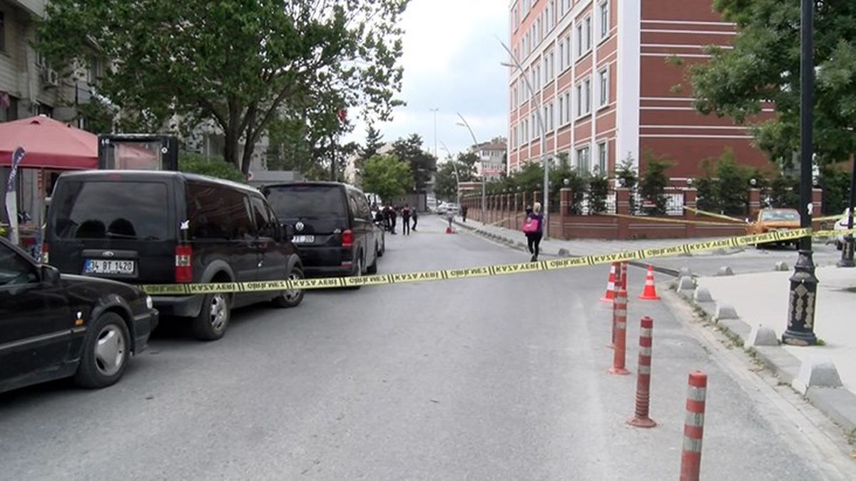 Büyükçekmece Adliyesi önünde silahlı çatışma! Motosikletle gelip ateş açtılar