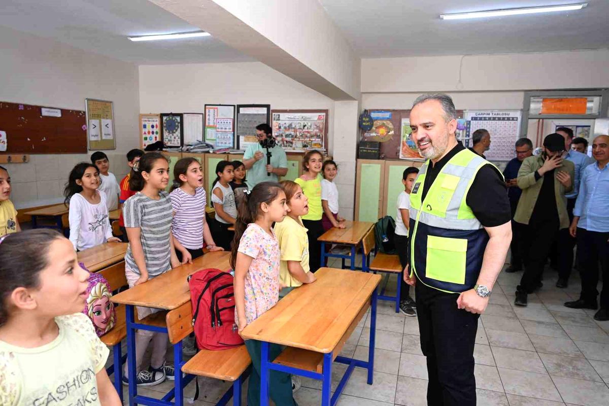 Bursa Büyükşehir Belediyesi Hatay'daki Küçük Afetzedelere Oyuncak Dağıttı