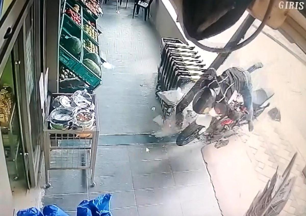 Gebze'de motosiklet alışveriş merkezine daldı