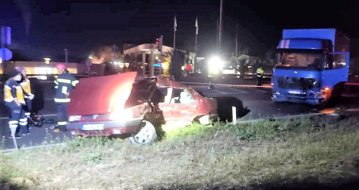 Denizli'de kargo kamyonuyla çarpışan otomobilde 3 kişi hayatını kaybetti