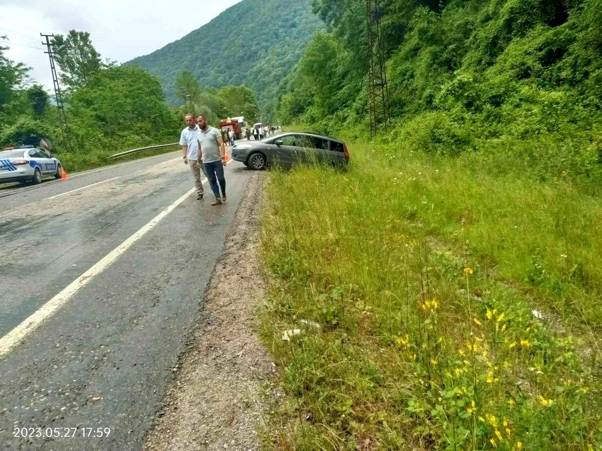 Karabük'te iki otomobil çarpıştı: 2 yaralı