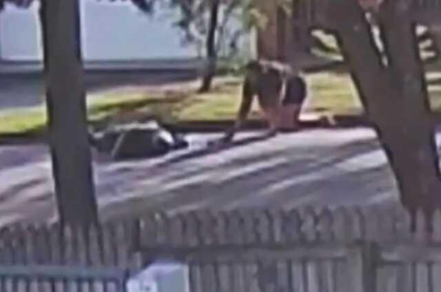 Metresiyle sokak ortasında öpüşen kocasının üzerinden araçla geçti