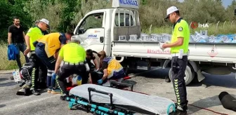 Motosiklet ile kamyonet çarpıştı: 1'i ağır 2 yaralı