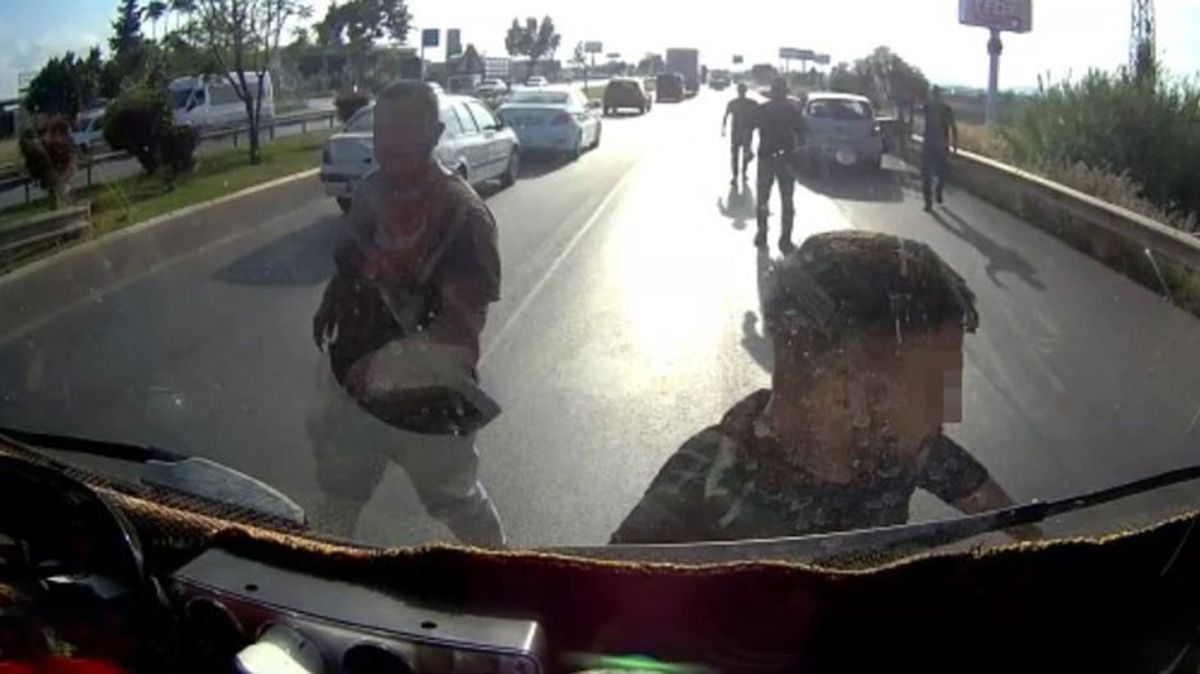 Önünü kesip araçtan indiler, eşi ve çocuğunun yanında tehdit ve küfürler yağdırdılar