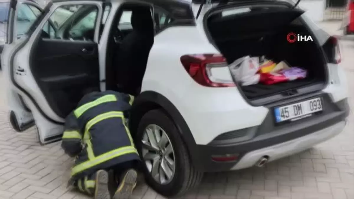 Otomobiline sıkışan yavru kediyi sahiplendi