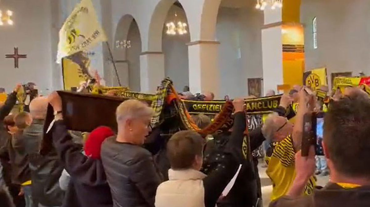Şampiyonluk maçı öncesi kilisede toplanan Dortmund taraftarından tüyleri diken diken eden performans
