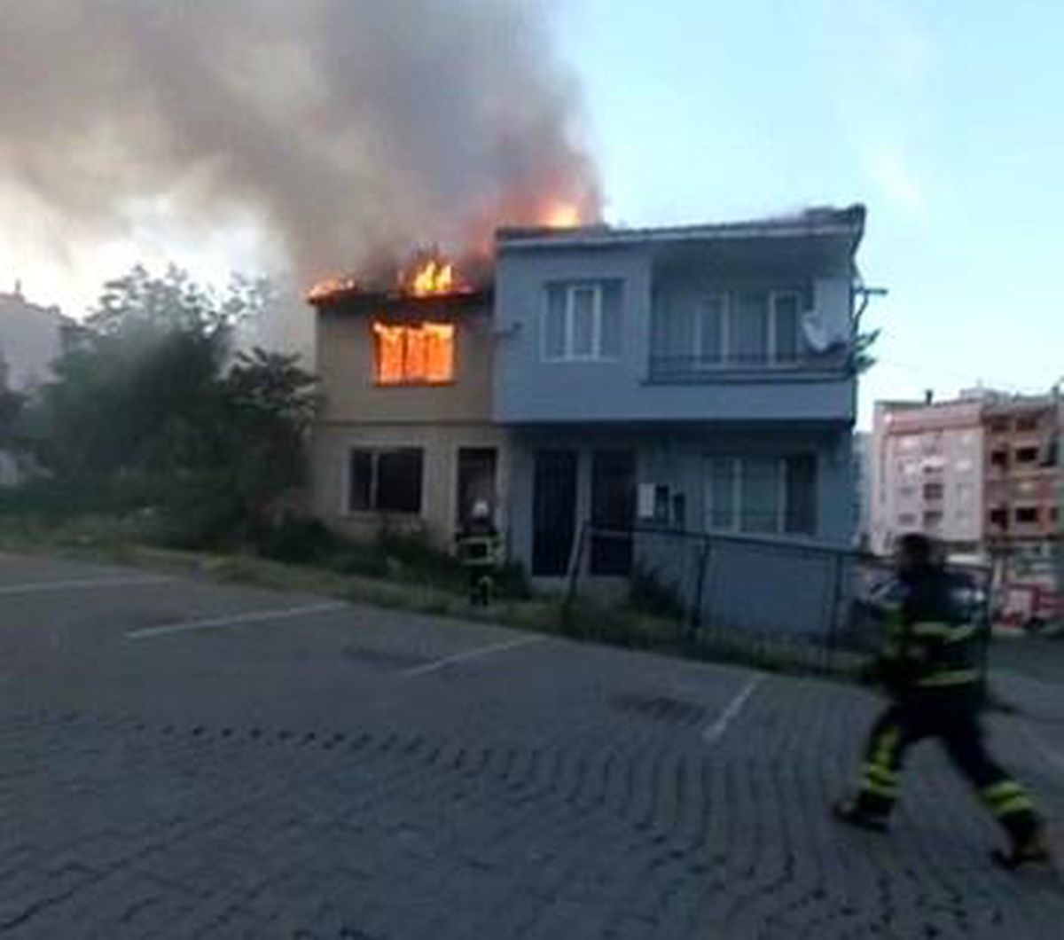 Tekirdağ'da Şehir Merkezinde Metruk Bina Alev Alev Yandı