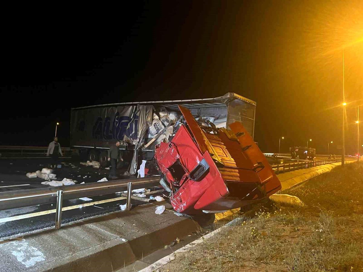 Ankara'da Tırın Çarptığı Otobüs Alev Aldı: 5 Yaralı
