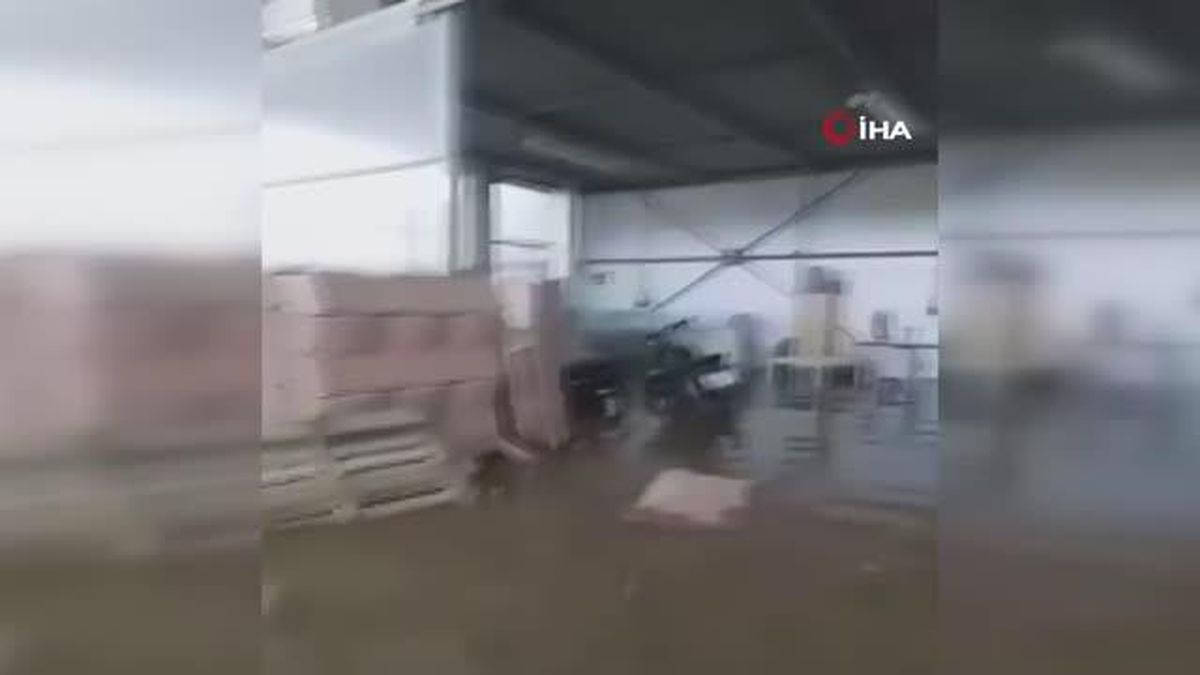 Vezirköprü'de sağanak etkili oldu: İş yerlerini su bastı
