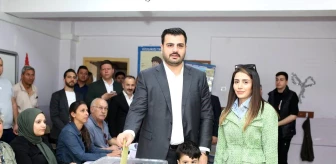 AK Parti İzmir Milletvekili Eyyüp Kadir İnan, Cumhurbaşkanlığı 2. tur seçimi için sandık başında