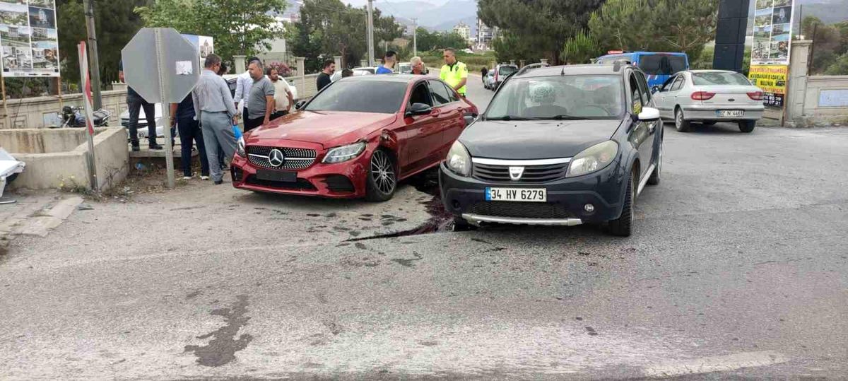 Alanya'da 3 Otomobilin Karıştığı Trafik Kazasında 2 Kişi Yaralandı