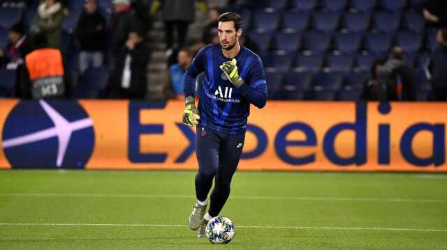 Attan düştüğü için hastaneye kaldırılan Paris Saint-Germain'in kalecisi Sergio Rico, entübe edildi