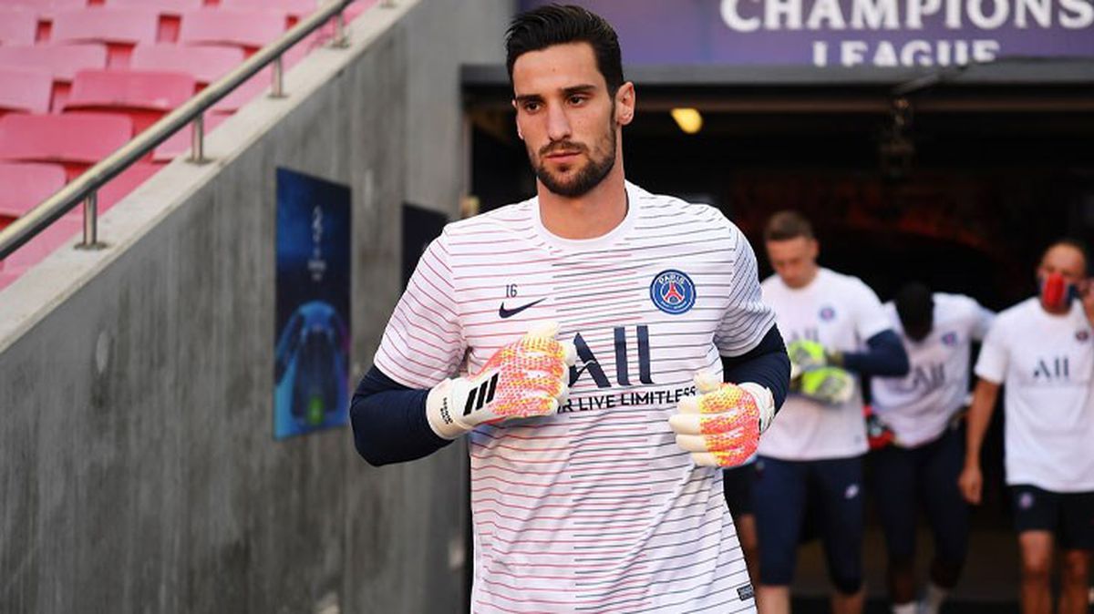 Attan düştüğü için hastaneye kaldırılan Paris Saint-Germain'in kalecisi Sergio Rico, entübe edildi