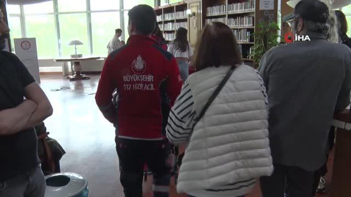 Ayağı kesilen adam oy kullanmaya tekerlekli sandalyeyle getirildi