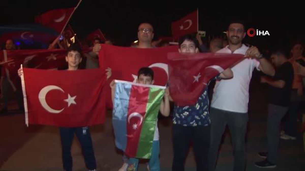 Azerbaycan'da Erdoğan'ın seçim zaferi sonrası halk sokaklara döküldü