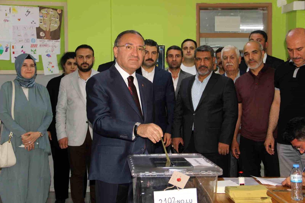 Adalet Bakanı Bozdağ, Şanlıurfa'da oy kullandı
