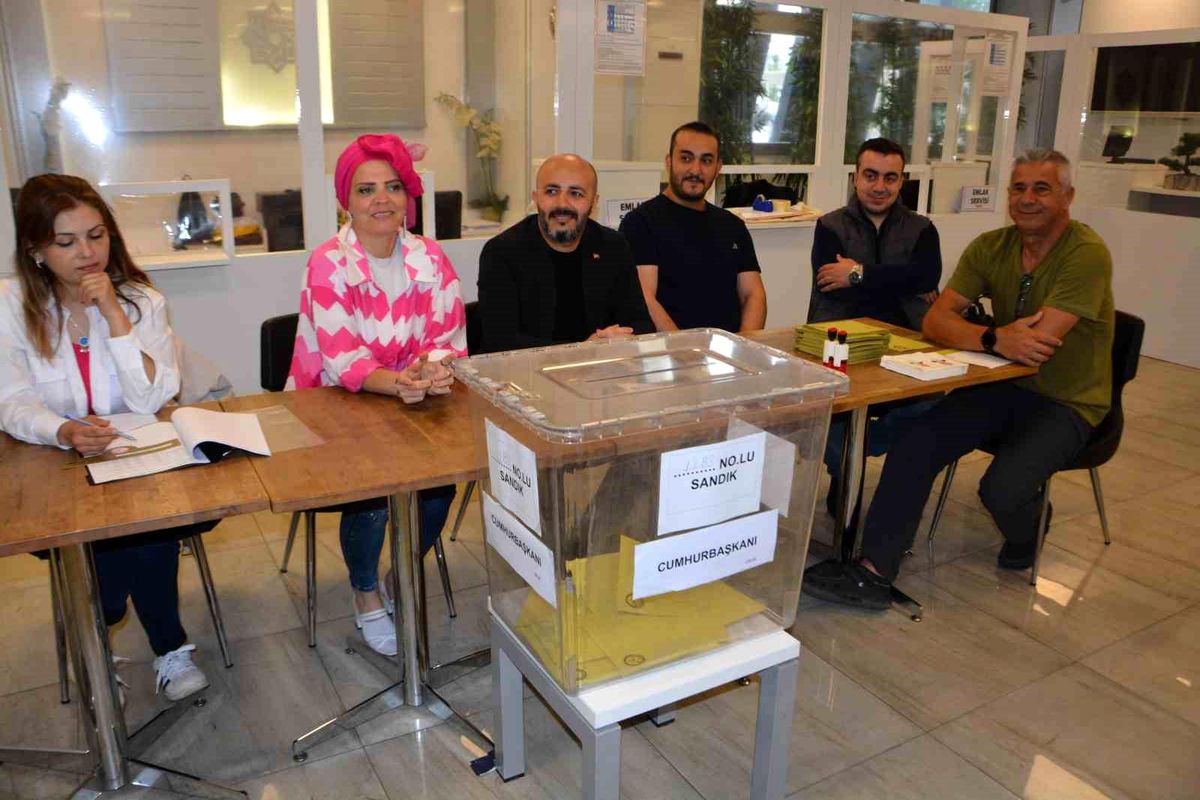 Balıkesir'de oy verme işlemi başladı