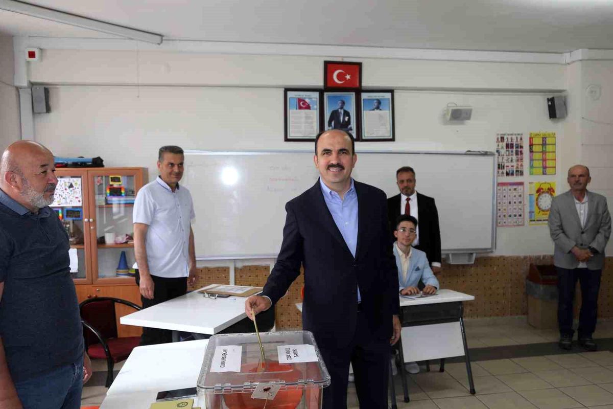 Başkan Altay Cumhurbaşkanlığı ikinci tur seçimi için oyunu kullandı