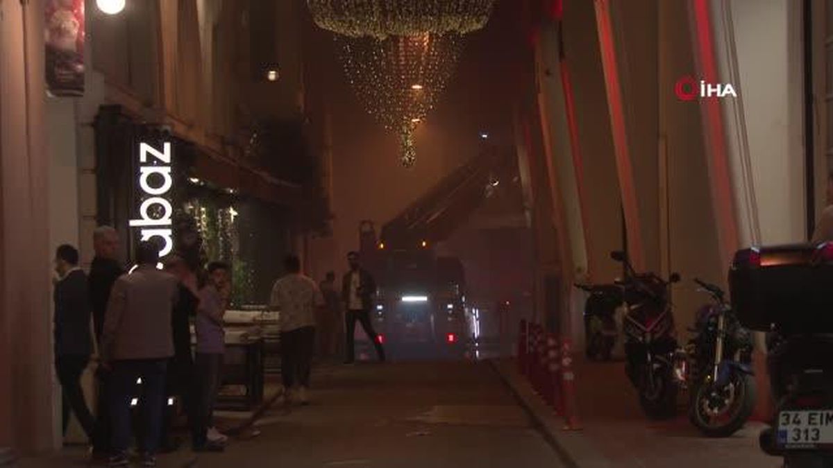Beyoğlu'nda 2 Katlı Gece Kulübünde Korkutan Yangın