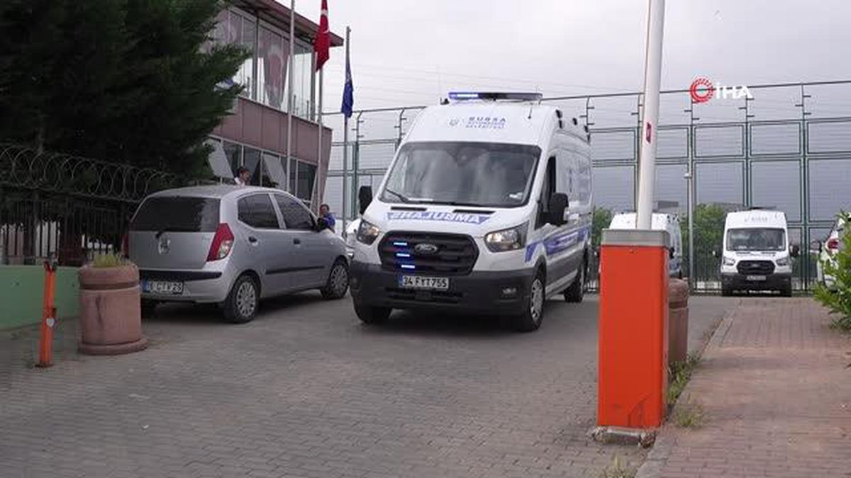 Bursa'da sandığa engel yok... Yatalak hastalar sedyeyle oy kullanmaya götürüldü