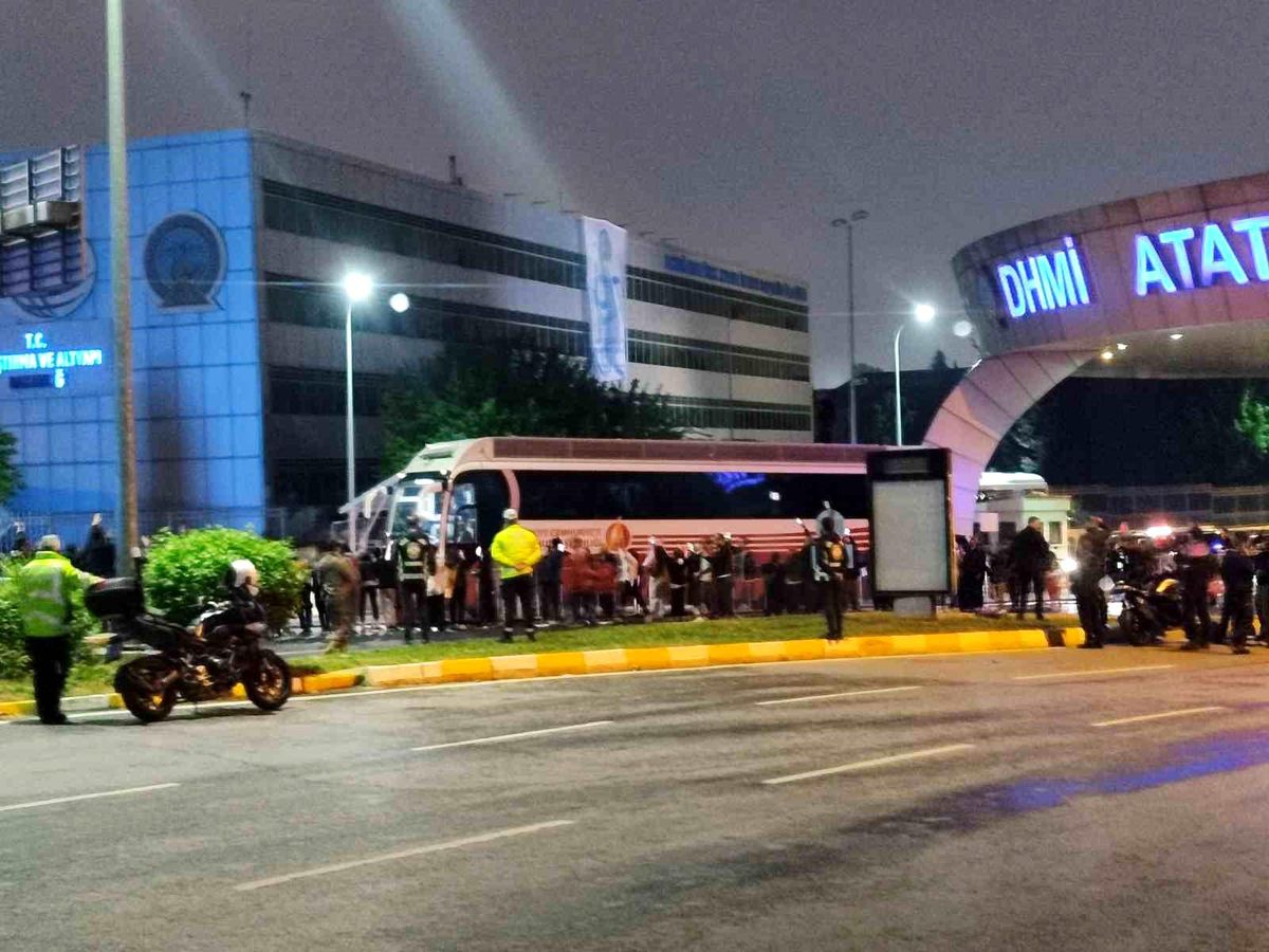 Cumhurbaşkanı Erdoğan, eşi Emine Erdoğan'la birlikte Ankara'ya gitti
