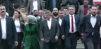 Ahmet Davutoğlu oy kullandı: 'Hiçbir şekilde sandıklara gölge düşmemeli'