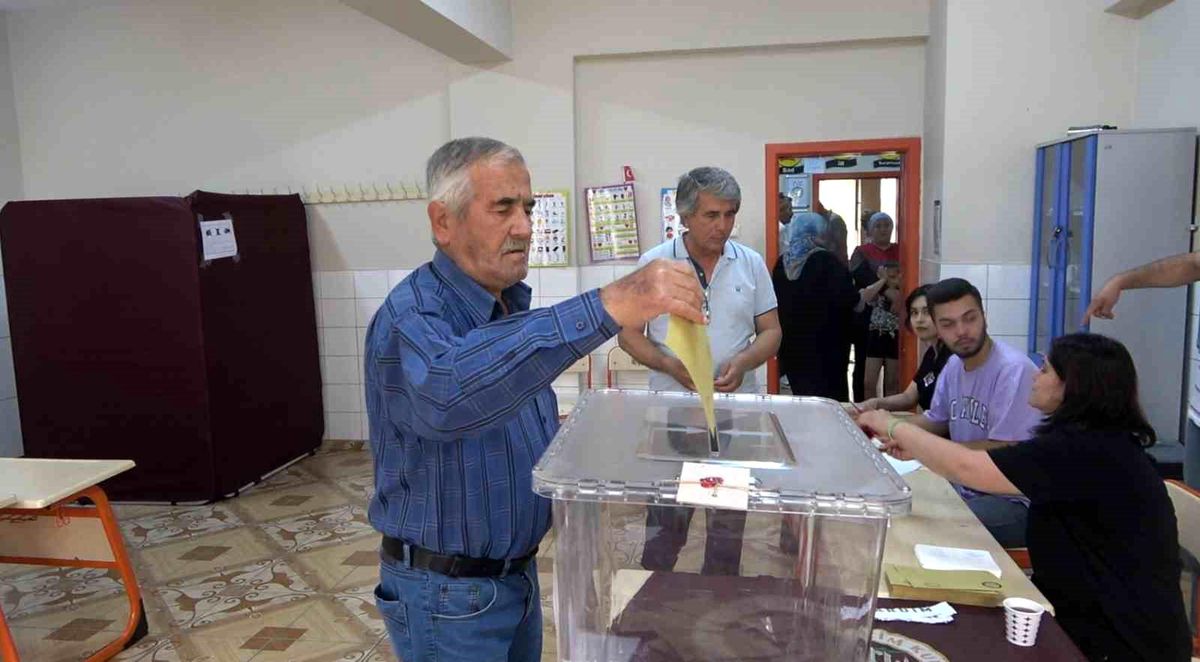 Deprem bölgesi Osmaniye'de oy kullanma işlemi başladı