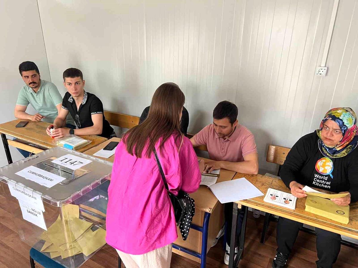 Depremin merkezi Kahramanmaraş'ta oy kullanma işlemi başladı