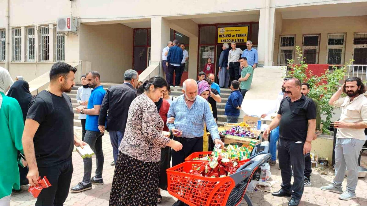 Adıyaman'da muhtar seçmenlere tatlı ikram etti