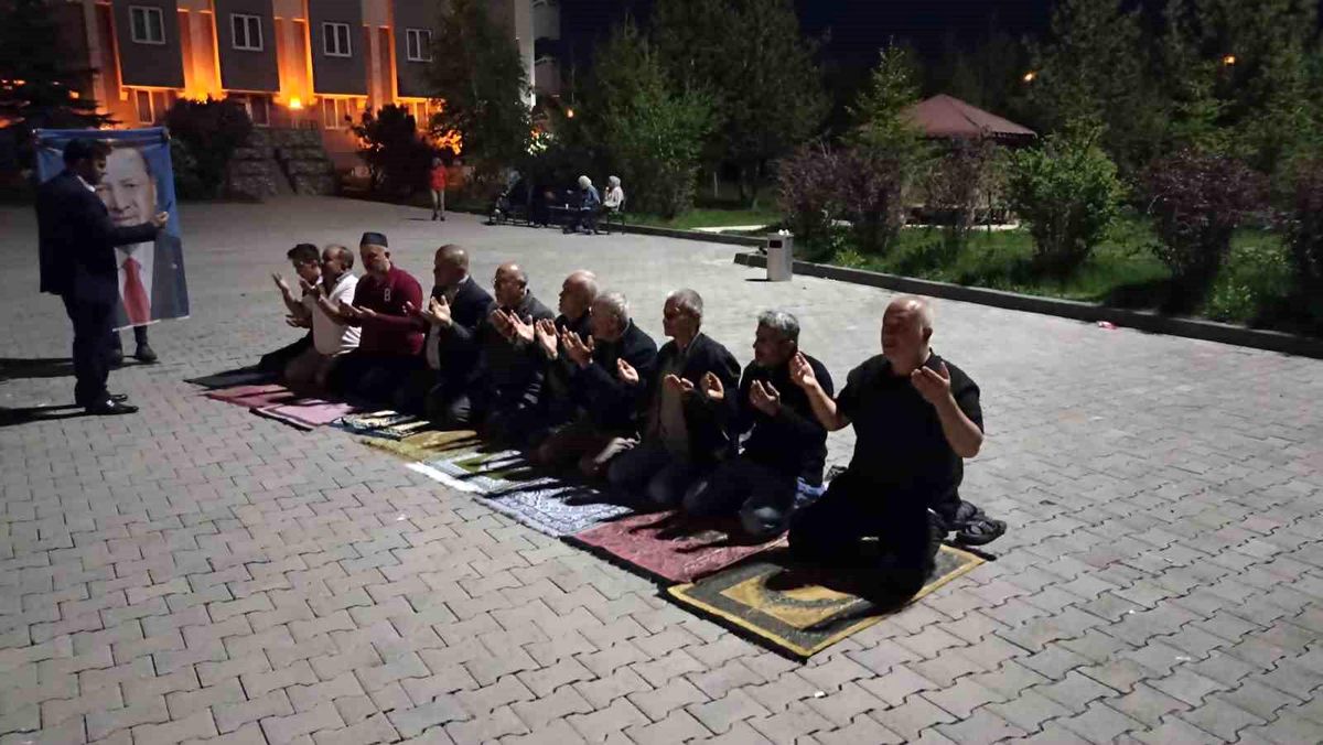 Depremzedeler Erzurum'da Şükür Namazı Kıldı