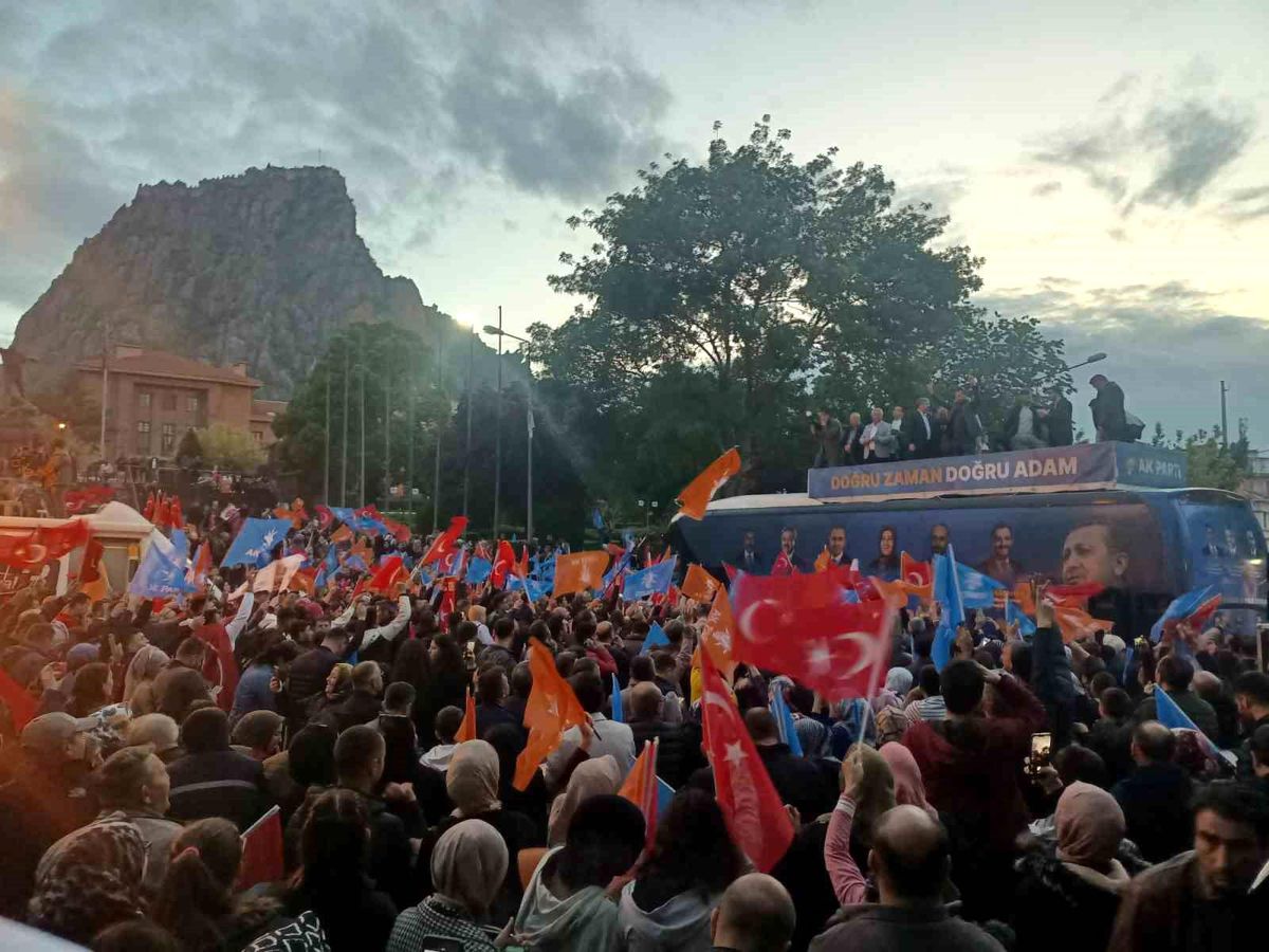 Erdoğan'ın seçim zaferi Afyonkarahisar'da kutlanmaya başlandı