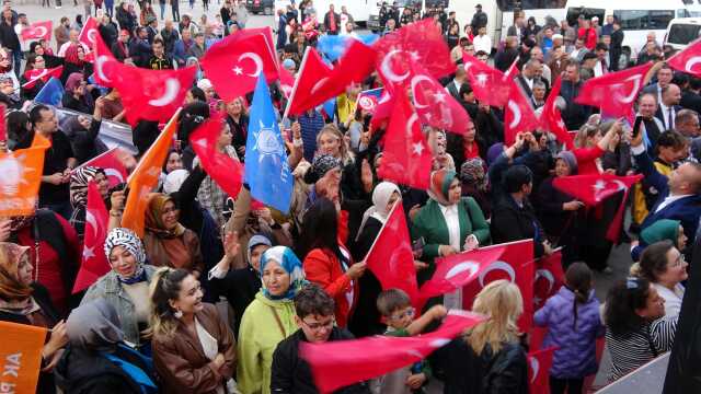 Erdoğan'ın seçim zaferi coşkuyla kutlanıyor! Vatandaşlar sokağa döküldü