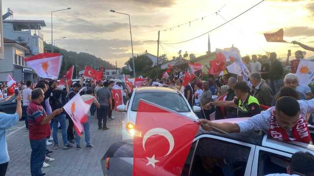 Erdoğan'ın seçim zaferi coşkuyla kutlanıyor! Vatandaşlar sokağa döküldü