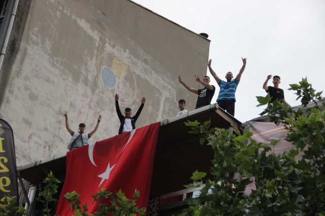 Erdoğan'ın seçim zaferi coşkuyla kutlanıyor! Vatandaşlar sokağa döküldü